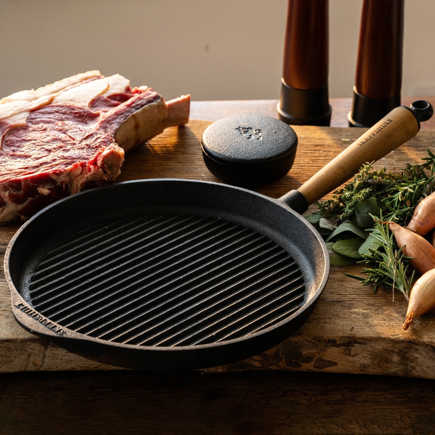 Cast iron grill pan by Skeppshult with walnut handle, ideal for grilling and searing food